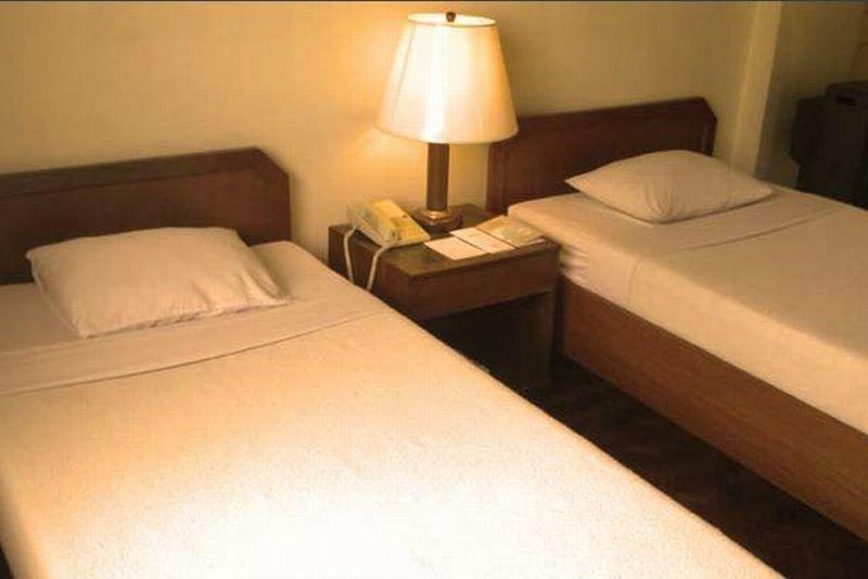 Sunny Bay Suites Манила Екстериор снимка