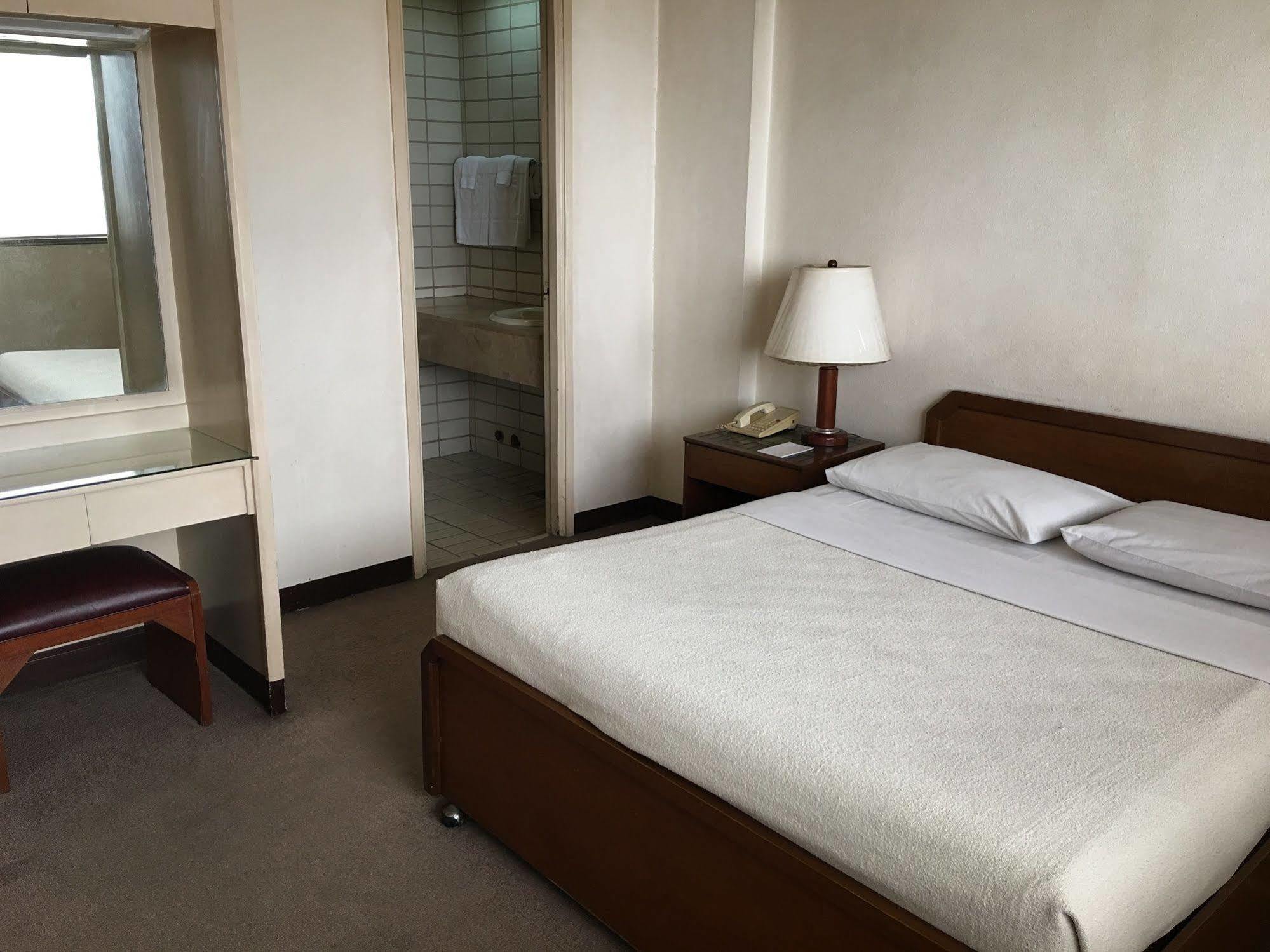Sunny Bay Suites Манила Екстериор снимка
