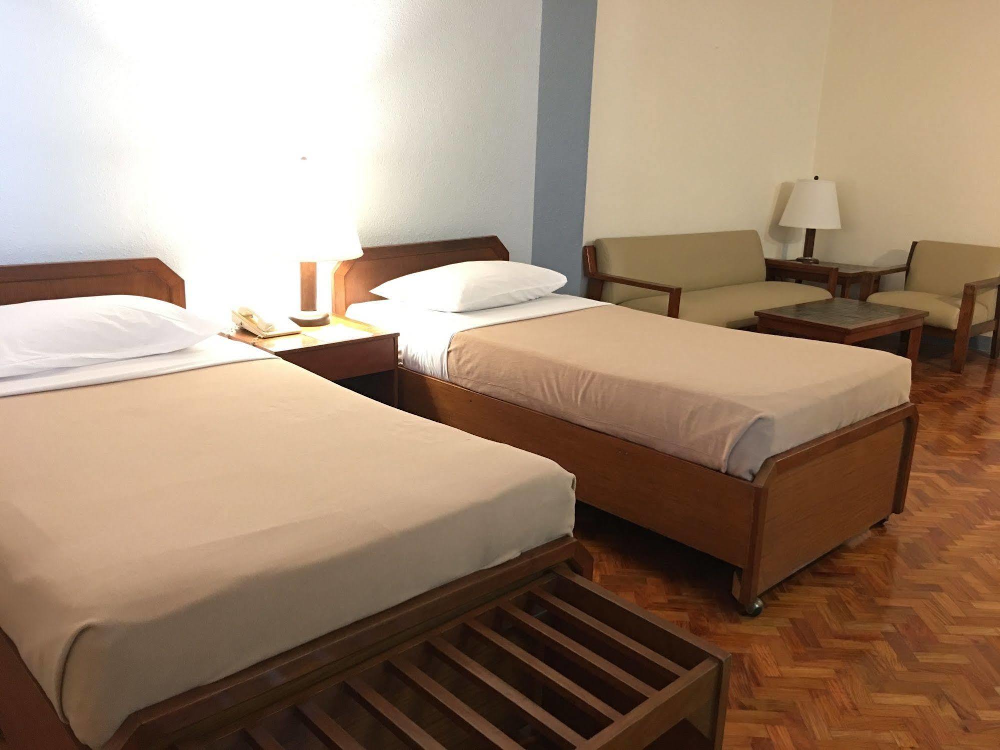 Sunny Bay Suites Манила Екстериор снимка
